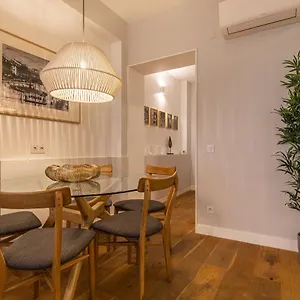 Apartment Upscale & Modern 2bdr, Lisbon